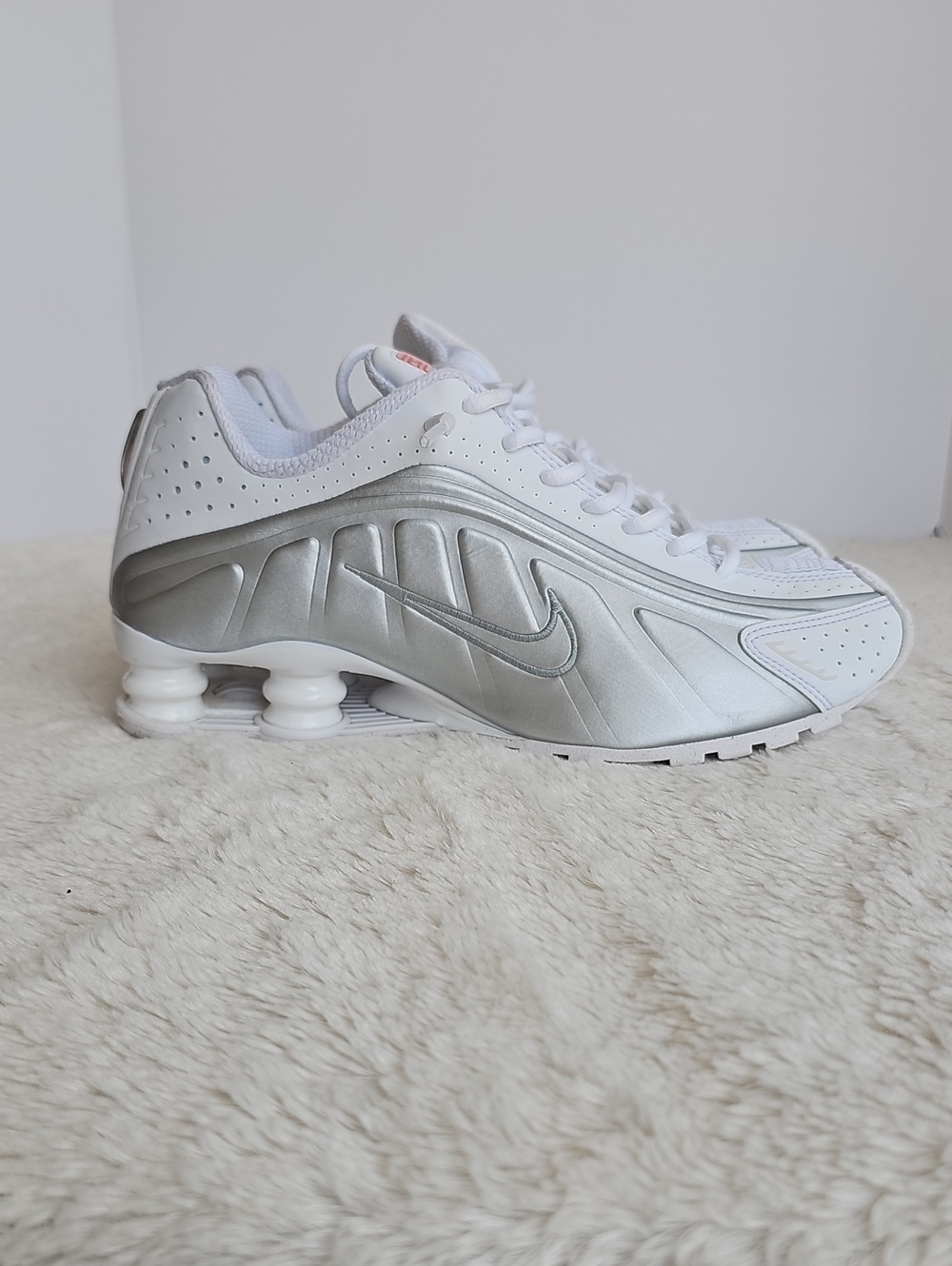 Nike Shox R4 White Metallic Silver Sneakers Women’s 8.5 AR3565-101
